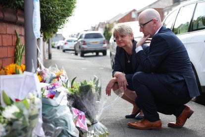 La ministra del Interior británica, Yvette Cooper, tras depositar flores en el lugar del apuñalamiento múltiple registrado en Southport, Gran Bretaña, el 30 de julio de 2024.EFE/EPA/ADAM VAUGHAN