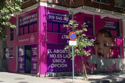 En la imagen, local abierto por grupos en contra del aborto frente a una clínica. EFE/Berta Pinillos