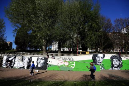 Mural dedicado al pueblo gitano en la orilla del río Bernesga a la altura del puente de San Marcos.