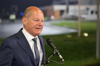 El canciller alemán, Olaf Scholz, habla con los medios de comunicación después de recibir a los prisioneros intercambiados cuando llegaron en un avión a la sección militar del aeropuerto de Colonia, Alemania, el 1 de agosto de 2024. EFE/EPA/CHRISTOPH REICHWEIN / POOL EPA-EFE/CHRISTOPH REICHWEIN / POOL