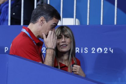 El presidente del Gobierno, Pedro Sánchez, junto a su mujer Begoña Gómez, durante la competición de judo de los Juegos Olímpicos París 2024 este pasado sábado. EFE/ Chema Moya