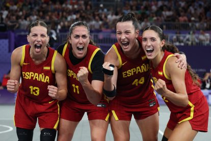 El equipo español celebra la victoria ante Canadá durante el partido de baloncesto femenino 3x3 celebrado entre Canadá y España en los Juegos Olímpicos París 2024 en la capital gala, este viernes. EFE/MIGUEL GUTIERREZ