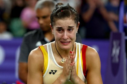 Carolina Marín se despide de los aficionados que la ovacionan tras retirarse de la semifinal olímpica de bádminton, que dominaba frente a la china Bing Jiao. EFE/EPA/DIVYAKANT SOLANKI