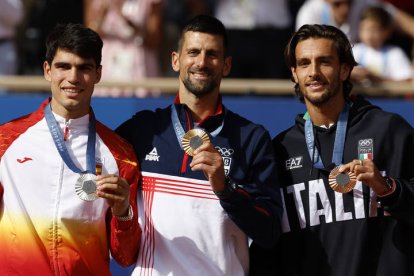 Novak Djokovic, Carlos Alcaraz y Lorenzo Musetti posan en el podio.