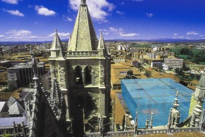 Cubo de cristal diseñado por Otxotorena para cubrir el claustro de la Catedral.