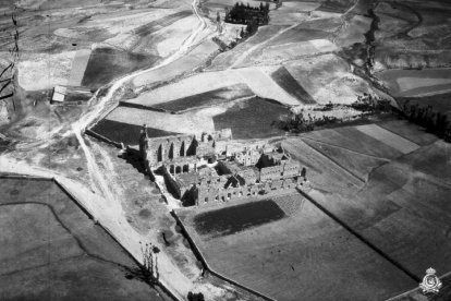 Derecha, imagen aérea de 1934 de Eslonza cuando aún conservaba la portada.