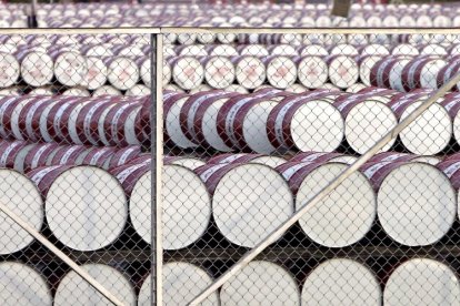 Fotografía de archivo que muestra barriles de petróleo almacenados en un depósito de petróleo. EFE/Bagus Indahono