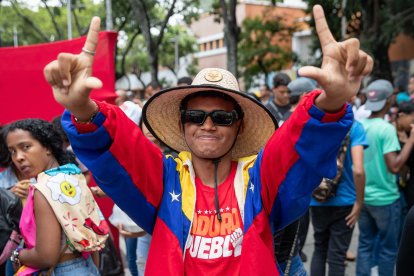 Un hombre participa de una marcha en apoyo al presidente de Venezuela, Nicolás Maduro, este 5 de agosto de 2024 en Caracas. EFE/ Ronald Peña R.