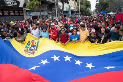 Varias personas asisten a una marcha en apoyo al presidente de Venezuela, Nicolás Maduro, este lunes 5 de agosto de 2024 en Caracas. EFE/ Ronald Peña R.