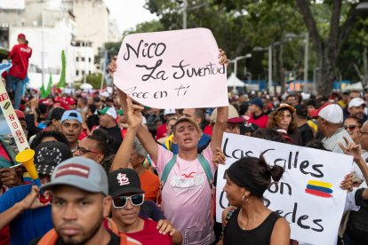 Un joven sostiene un cartel durante una marcha en apoyo al presidente de Venezuela, Nicolás Maduro, este lunes 5 de agosto de 2024 en Caracas. EFE/ Ronald Peña R.