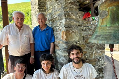 Jovino y Ernesto, junto a los tres jóvenes que están detrás de la organización del 'Galochafest'.