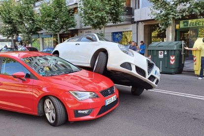 Así han acabado los dos coches implicados en un accidente en la avenida de la Facultad