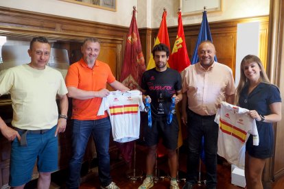 El presidente de la #DiputaciónDeLeón, Gerardo Álvarez Courel, ha recibido al atleta internacional Kevin Tarek.