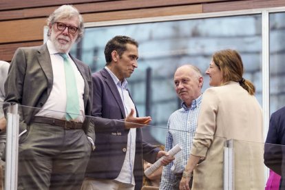 El presidente de CEOCYL, Santiago Aparicio (i), junto a los secretarios regionales de CCOO y UGT, Vicente Andrés (c) y Faustino Temprano.