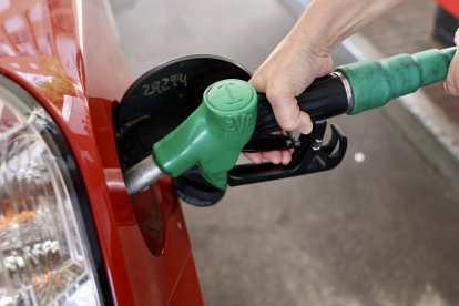 Los precios de los carburantes en España continuaron a la baja en la última semana, en plena 'Operación Salida', cuando el litro de gasolina se pagó a 1,603 euros, un 0,5 % menos, y el gasóleo, costó 1,473 euros/litros, un 0,7 % menos. EFE/ Raquel Manzanares