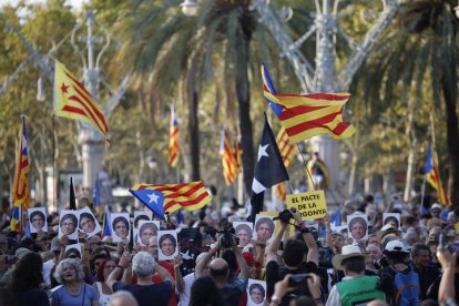 El expresidente catalán Carles Puigdemont, interviene en el acto de bienvenida para el que miles de independentistas se congregan en el paseo Lluís Companys de Barcelona, junto al Parlamentantes. Tras casi siete años huido en el extranjero, y pese a la orden de detención nacional contra él, Puigdemont ha decidido regresar a Cataluña con la intención de asistir, este jueves 8 de agosto, a la investidura de Salvador Illa, por lo que es máxima la expectación y la incertidumbre por lo que pueda ocurrir en las próximas horas.