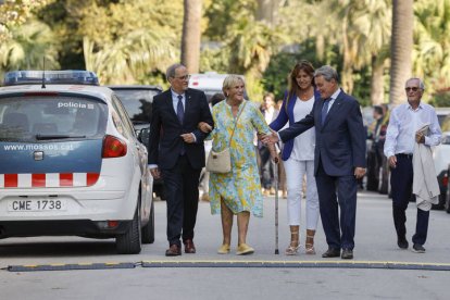 Los expresidentes de la Generalitat Artur Mas (d) y Quim Torra (i) y Laura Borràs (2d) llegan al pleno del Parlament donde está previsto que se celebre el debate de investidura del socialista Salvador Illa como nuevo presidente de la Generalitat, con el apoyo de PSC, ERC y Comuns, en plena incertidumbre por el regreso a Cataluña del expresident Carles Puigdemont, cuya detención podría EFE/ Alberto Estevez