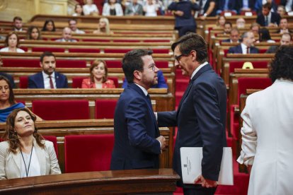 El presidente del Parlament, Josep Rull, este jueves en la Cámara autonómica, al inicio del debate de investidura del socialista Salvador Illa como nuevo presidente de la Generalitat, con el apoyo de PSC, ERC y Comuns, en plena incertidumbre por el regreso a Cataluña del expresident Carles Puigdemont, cuya detención podría llevar a la suspensión de la sesión parlamentaria.