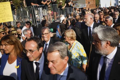 Llegada del líder de Junts Carles Puigdemont (2i)  las inmediaciones del Palau de la Generalitat de Catalunya, donde se celebra el pleno del debate de investidura del socialista Salvador Illa como nuevo presidente de la Generalitat, con el apoyo de PSC, ERC y Comuns.