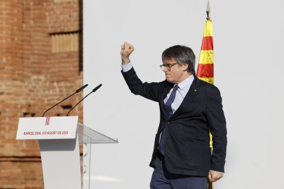 El expresidente catalán Carles Puigdemont, interviene en el acto de bienvenida para el que miles de independentistas se congregan en el paseo Lluís Companys de Barcelona, junto al Parlamentantes. Tras casi siete años huido en el extranjero, y pese a la orden de detención nacional contra él, Puigdemont ha decidido regresar a Cataluña con la intención de asistir, este jueves 8 de agosto, a la investidura de Salvador Illa, por lo que es máxima la expectación y la incertidumbre por lo que pueda ocurrir en las próximas horas. EFE/ Alberto Estevez