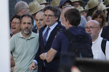 Llegada del líder de Junts Carles Puigdemont a las inmediaciones del Palau de la Generalitat de Catalunya, donde se celebra el pleno del debate de investidura del socialista Salvador Illa como nuevo presidente de la Generalitat, con el apoyo de PSC, ERC y Comuns.-EFE/ Alberto Estevez