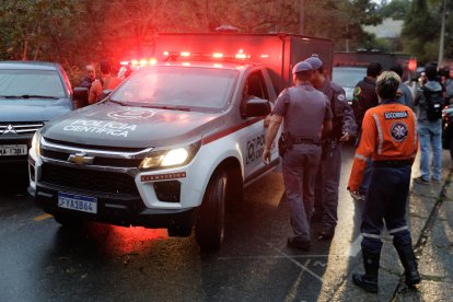 Rescatistas trabajan en el sitio del accidente de un avión ATR-72-500 de la aerolínea Voepass este viernes, en Vinhedo (Brasil). EFE/ Isaac Fontana