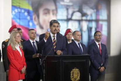 Fotografía cedida por Prensa Miraflores del presidente de Venezuela, Nicolás Maduro (c), hablando durante una rueda de prensa en el Tribunal Supremo de Justicia, este viernes en Caracas (Venezuela). EFE/Prensa Miraflores