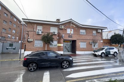 Exterior de la comandancia de la Guardia Civil de Barbate (Cádiz), el pasado 10 de febrero, con las banderas a media asta tras el fallecimiento de dos agentes de la Guardia Civil al ser embestidos por una narcolancha en Barbate. EFE/ David Arjona