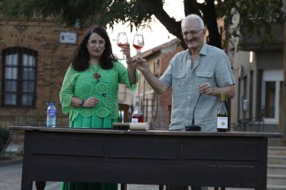 La pregonera Irma Basarte con el alcalde Urbano Seco.