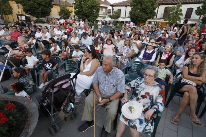 Los vecinos de la localidad disfrutaron con el festival de payasos