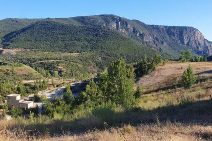 La parte que afecta al contencioso es la referida a la retirada de las viejas edificaciones de la cantera, a la izquierda de la imagen actual.