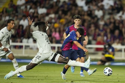 El centrocampista del FC Barcelona Pau Victor (d) intenta superar a Mohammed Salisu, del AS Mónaco, durante el encuentro del torneo Joan Gamper que FC Barcelona y AS Mónaco disputaron en el estadio Olímpico Lluis Companys. EFE/ Alejandro García