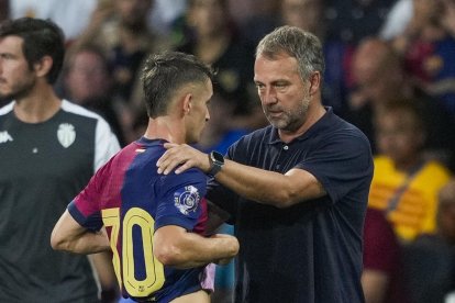 El entrenador del Barcelona, el alemán Hansi Flick, da instrucciones al jugador Marc Casado durante el torneo Joan Gamper, que Barcelona y Mónaco disputaron en el estadio Olímpico Lluis Companys. EFE/ Alejandro García