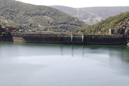 Imagen de la presa del pantano de Luna tomada en los últimos días