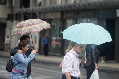 Un momento de lluvia en la capital, este martes.