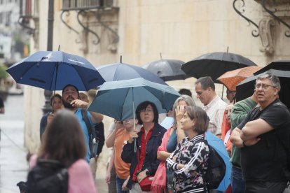 Un momento de lluvia en la capital, este martes.