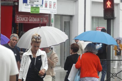 Un momento de lluvia en la capital, este martes.