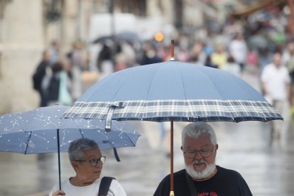 Un momento de lluvia en la capital, este martes.