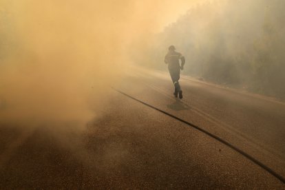 El fuego se declaró el domingo en la localidad de Varnava, a unos 40 kilómetros al norte de Atenas.