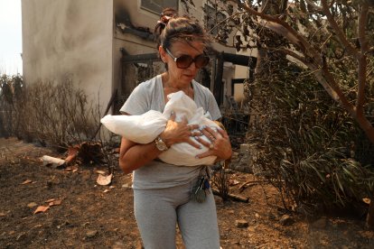 El fuego se declaró el domingo en la localidad de Varnava, a unos 40 kilómetros al norte de Atenas.