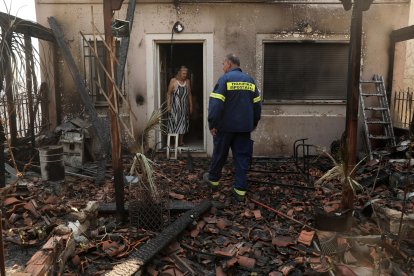 El fuego se declaró el domingo en la localidad de Varnava, a unos 40 kilómetros al norte de Atenas.