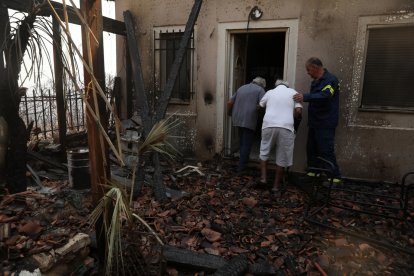 El fuego se declaró el domingo en la localidad de Varnava, a unos 40 kilómetros al norte de Atenas.