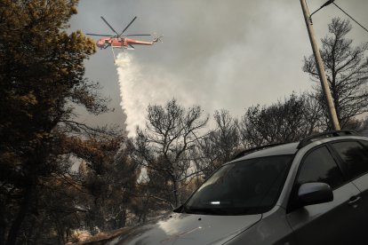 El fuego se declaró el domingo en la localidad de Varnava, a unos 40 kilómetros al norte de Atenas.