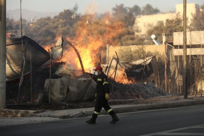 El fuego se declaró el domingo en la localidad de Varnava, a unos 40 kilómetros al norte de Atenas.