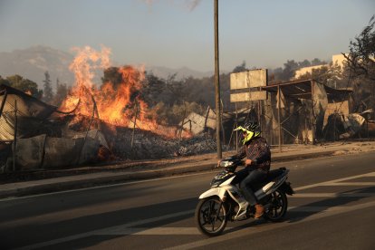 El fuego se declaró el domingo en la localidad de Varnava, a unos 40 kilómetros al norte de Atenas.