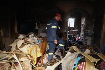 El fuego se declaró el domingo en la localidad de Varnava, a unos 40 kilómetros al norte de Atenas.