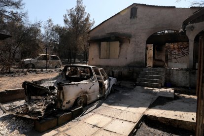 El fuego se declaró el domingo en la localidad de Varnava, a unos 40 kilómetros al norte de Atenas.