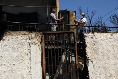 El fuego se declaró el domingo en la localidad de Varnava, a unos 40 kilómetros al norte de Atenas.