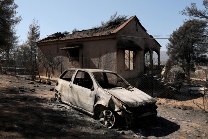 El fuego se declaró el domingo en la localidad de Varnava, a unos 40 kilómetros al norte de Atenas.