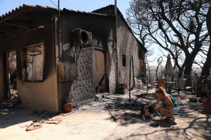 El fuego se declaró el domingo en la localidad de Varnava, a unos 40 kilómetros al norte de Atenas.